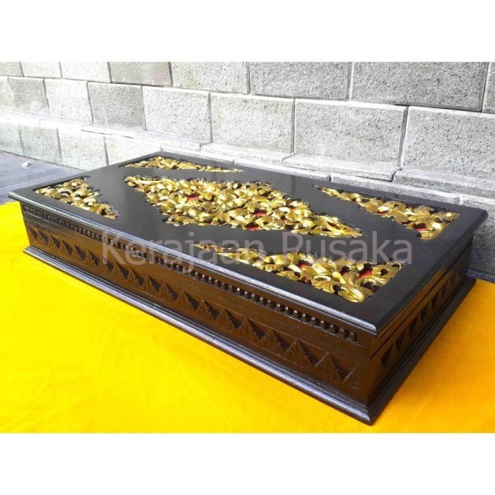 Kotak Menyimpan Pusoko Ukiran Alusan Kayu Maoni