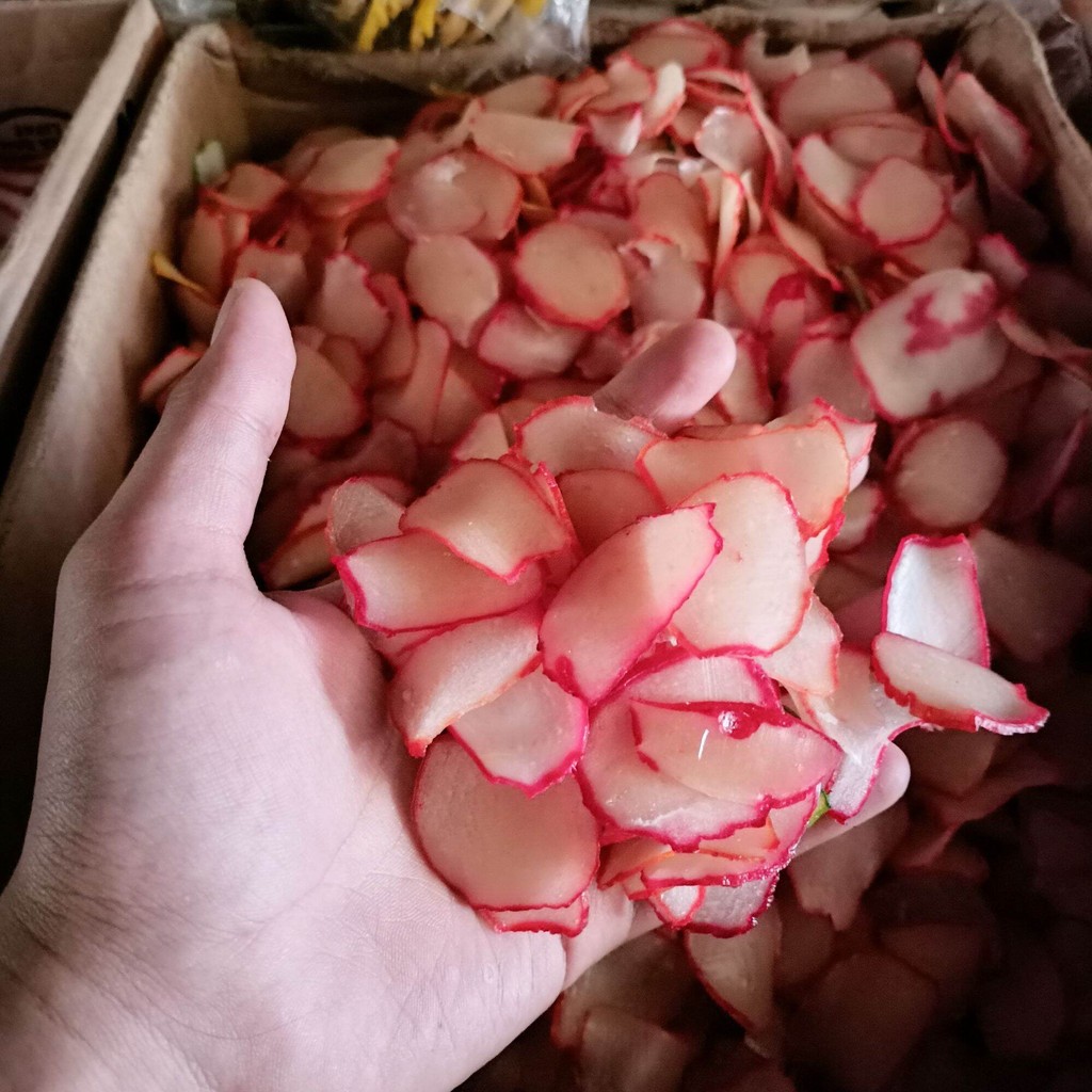 

kerupuk bawang putih mentah siap masak sesuai selera dan kebutuhan anda tersedia dengan kemasan ekonomis dan tahan lama di 250 gram per satu pembelian