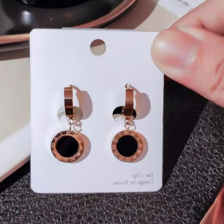 Anting Clip Wanita Motif Bulat Hitam Angka Romawi