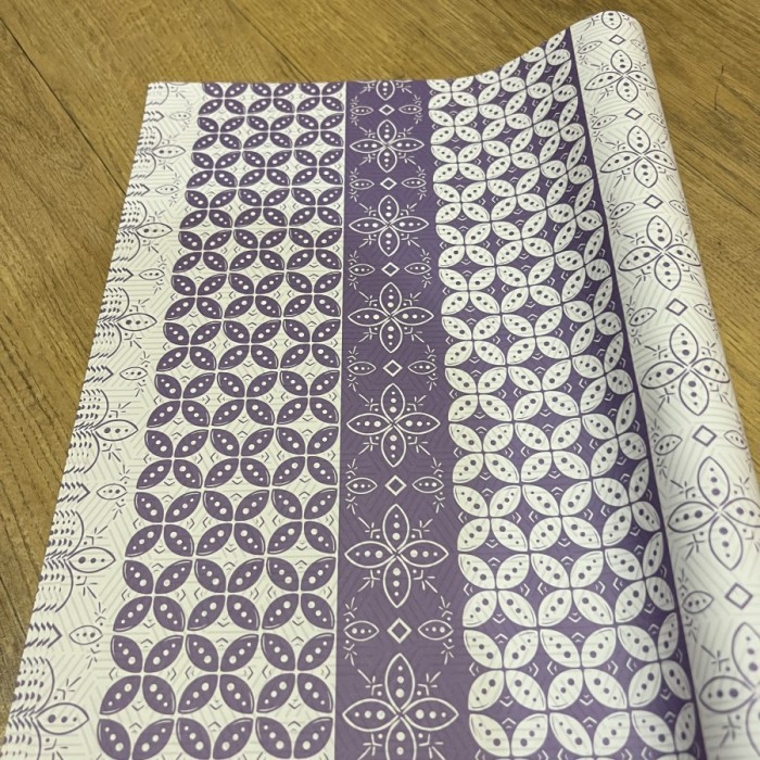 

Kertas kado batik ungu selang seling