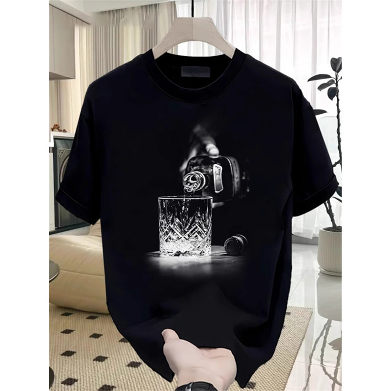 Kaos pria yang dirancang dengan elegan 100% katun, gambar botol anggur yang menuangkan minuman ke da