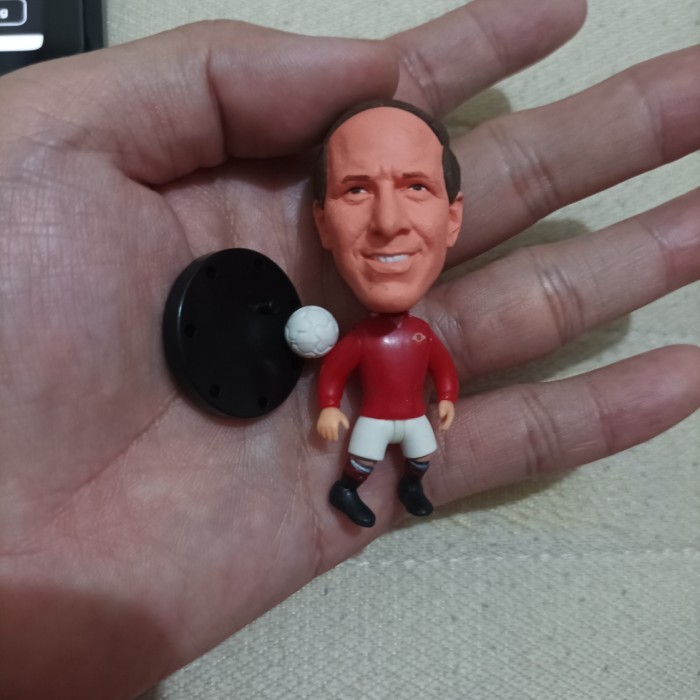 KY562 Bobby Charlton Soccerwe figure With Ball