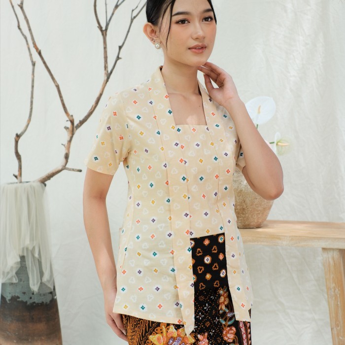 

✨LARIS✨ -Kebaya Jumputan Batik Lengan Pendek Meradelima Katun Cokelat Cream - XL