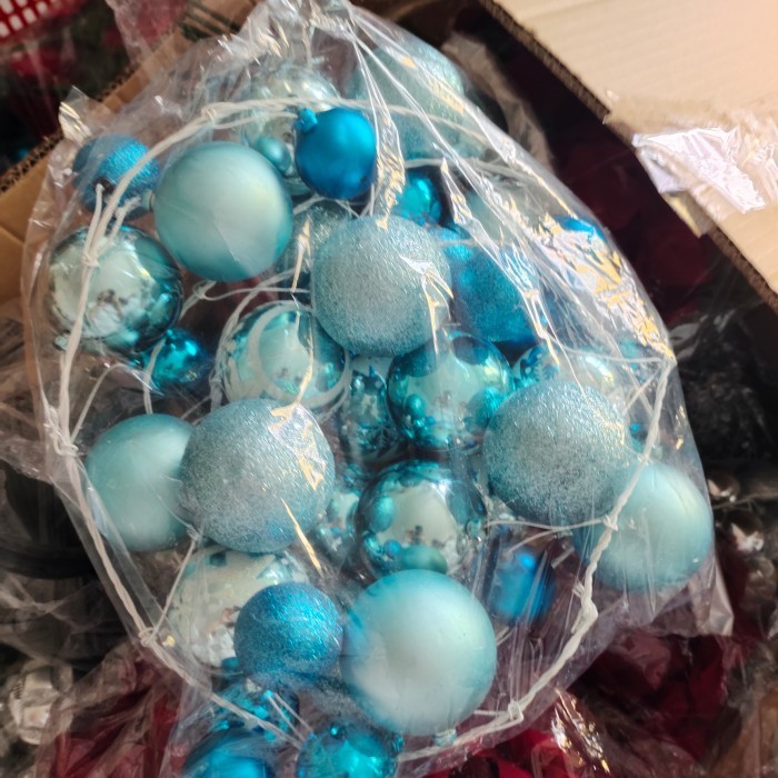 

Hiasan Natal Garland Bola Natal Premium Ornament - Biru Muda