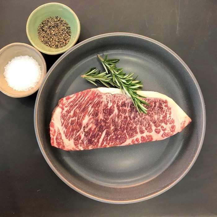 

Sirloin Hokubee Meltique Beef Steak / Striploin Meltik Steak 200gr