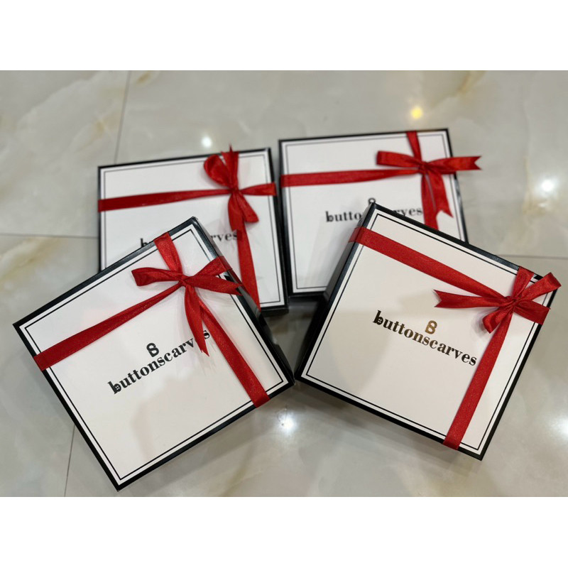 

Box Hijab Buttonscarves