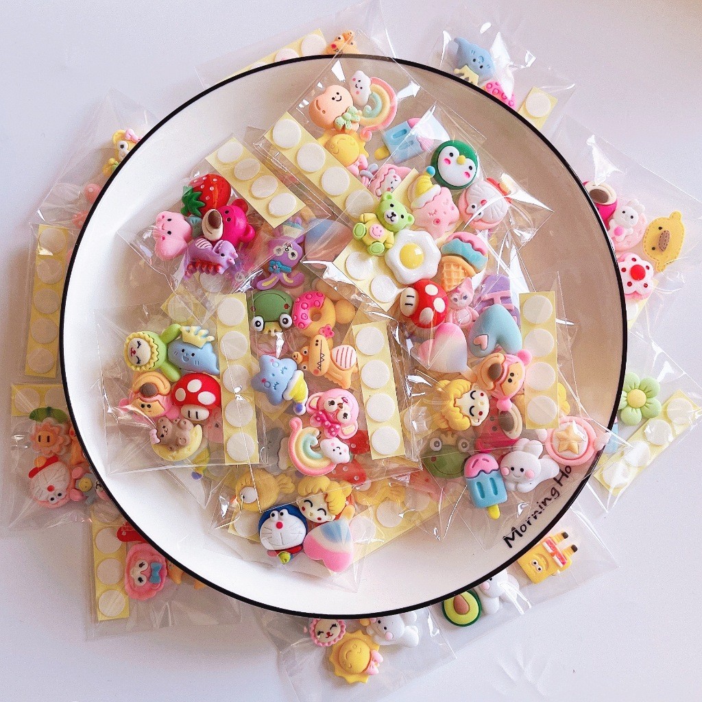 

3D Stiker kartun lucu (Pola dikirim secara acak)---Cocok untuk speaker dekoratif/headset Bluetooth/alat tulis anak-anak