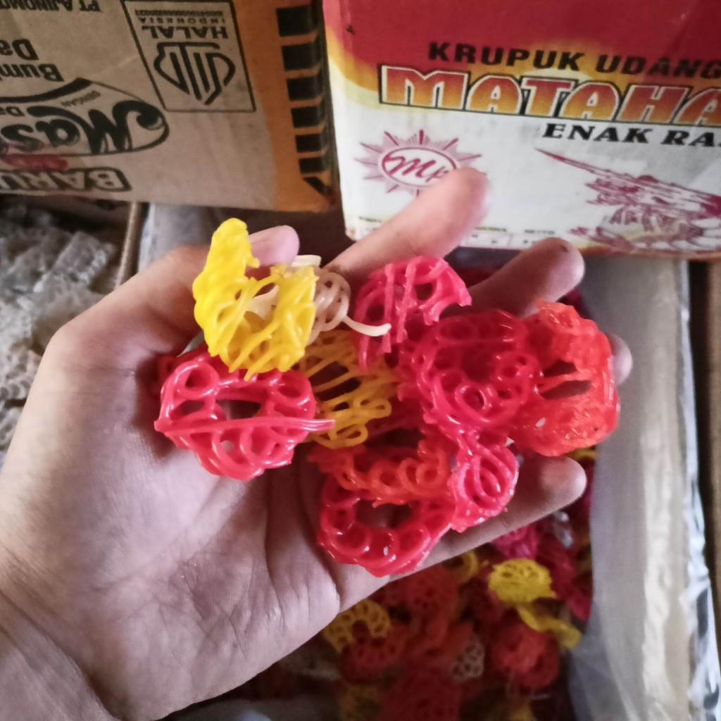 

kerupuk mawar warna siap masak sesuai selera dan kebutuhan anda tersedia dengan kemasan ekonomis 250 gram per satu pembelian