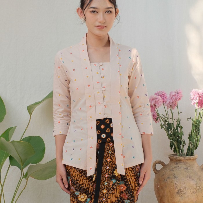 

Kebaya Kutubaru Etnik Jasmine Lengan 7/8 Meradelima Katun Cream - M