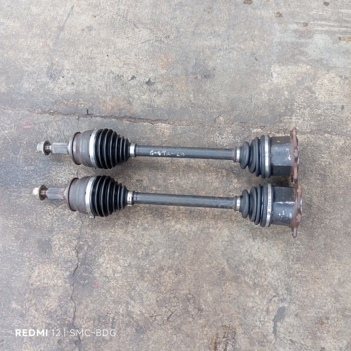 As roda rear belakang set cv joint luar dalam Suzuki Grand Vitara 2.0 AT matic asli copotan - KIRI