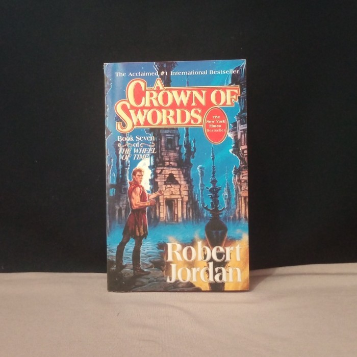 A CROWN OF SWORDS - ROBERT JORDAN
