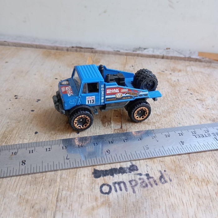 Second Loose hot wheels mercedes benz Unimog