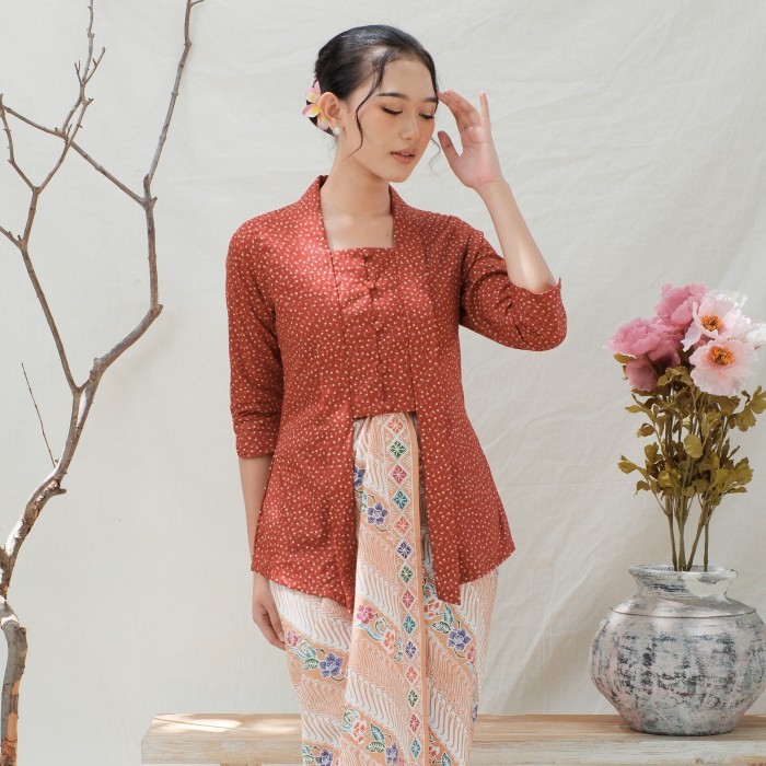 

✨LARIS✨ -Kebaya kutubaru rosea lengan 7/8 meradelima katun jepang merah bata - XS