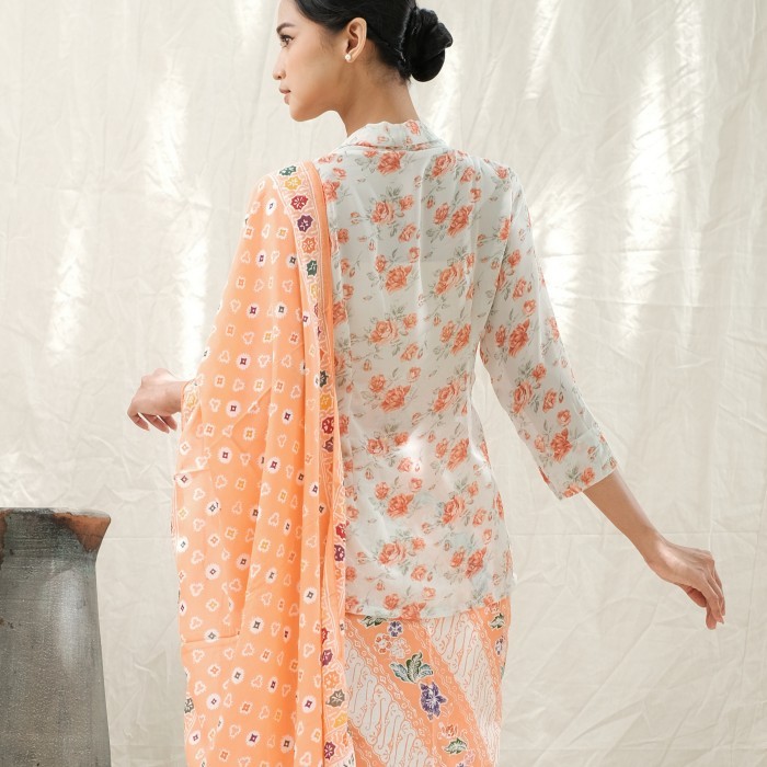 

Kebaya Kutubaru Lily Lengan 7/8 Meradelima Sifon Putih Peach - XL