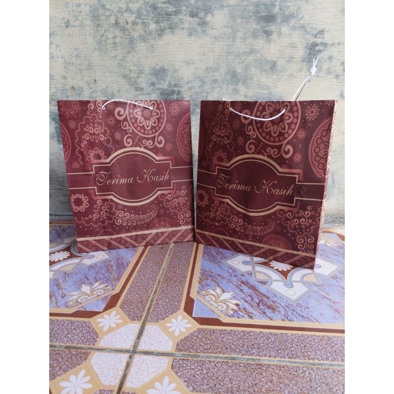 

BAYAR DI TEMPAT !!! 50 PCS TAS KERTAS / TAS PAPER BAG MOTIF BATIK ( TERIMA KASIH ) UK. 27cm × 21cm × 6cm