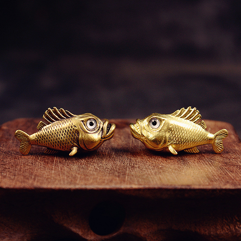 Ornamen Kecil Ikan Kuno Laut Dalam dari Kuningan Barang Antik Vintage yang Dibuat Tangan