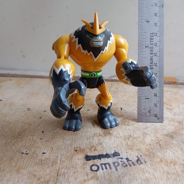Second Loose figure Ben 10 omniverse shocksquatch