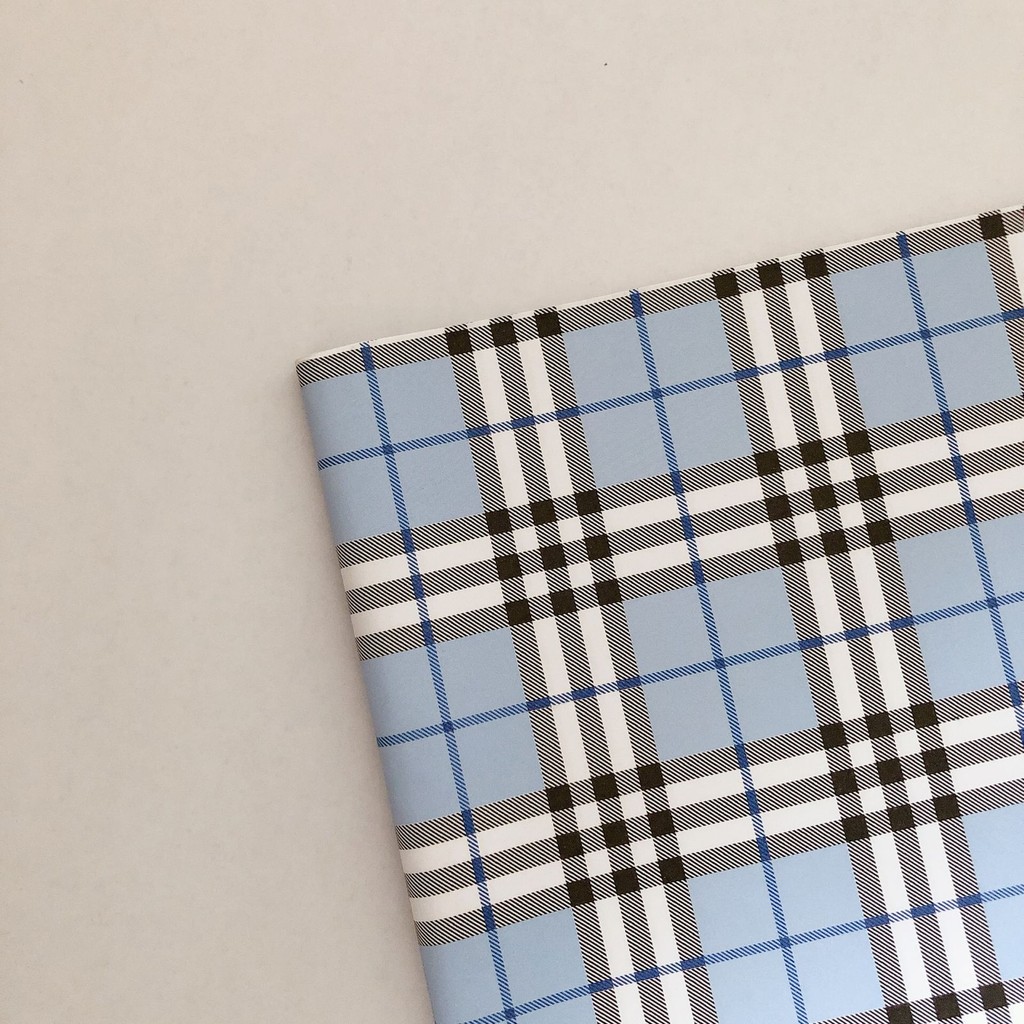 

Kertas Kado Kotak Burberry Biru