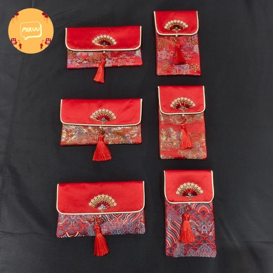 

Angpao angpau kain imlek shuangxi terbaru CNY motif fuk fu hoki bulat kipas font fuk premium high quality dengan magnet dan tassel