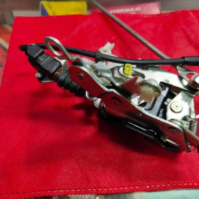 doorlock pintu depan kanan original Daihatsu taruna