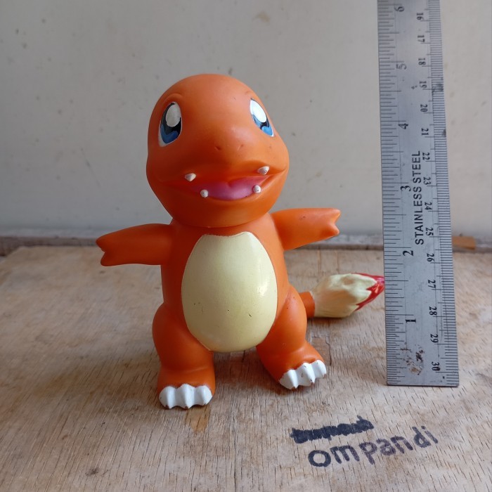 MAINAN figure action mainan Charmander