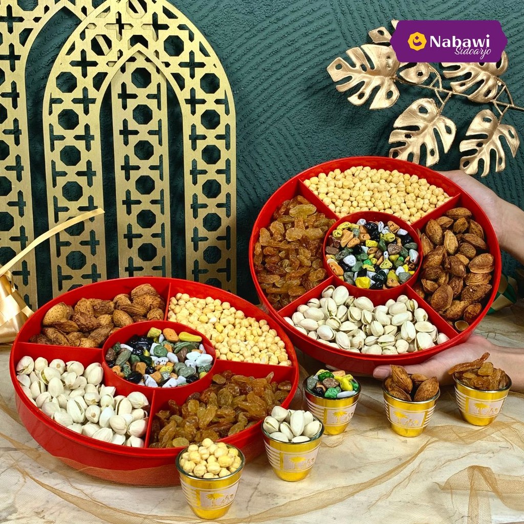 

Paket Hampers Exclusive 5 Sekat Oleh Oleh Haji dan Umroh Premium Makanan Khas Arab Kacang Arab Pistachio Kismis Almond Coklat Kerikil