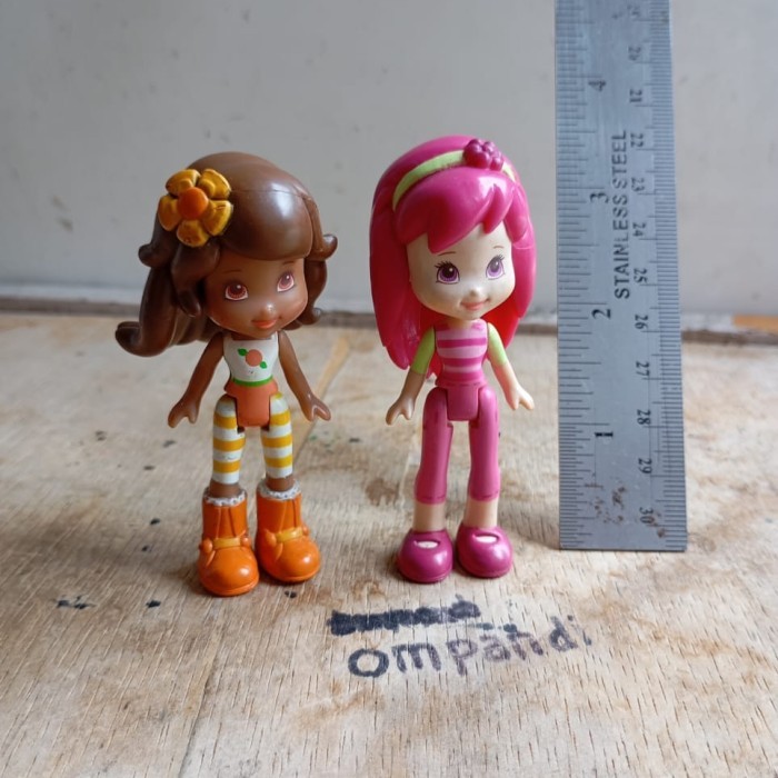 MAINAN 2 pcs figure kartun strawberry shortcake