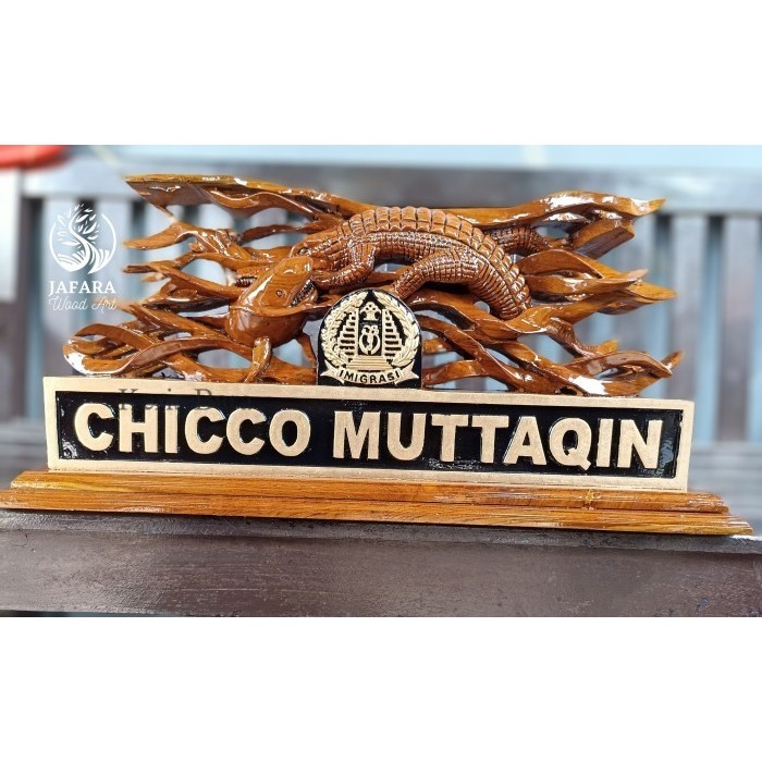 

papan nama meja jabatan kantor ukir kayu jati custom logo imigrasi KB12134