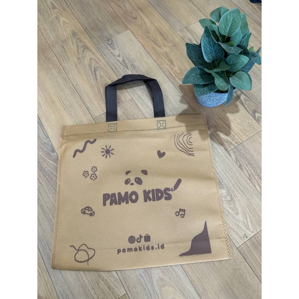 

Pamokids totebag bahan sponbond warna coklat sablon logo Pamokids