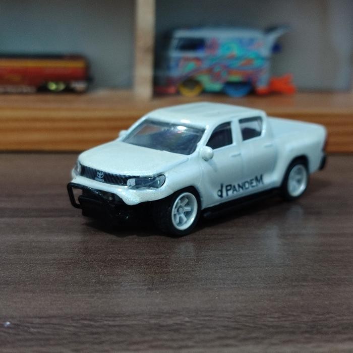 Diecast Toyota Hilux Custo Cumi darat Merk Majorette Skala 1:64