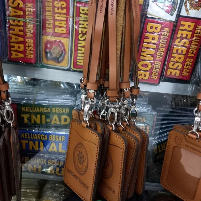 

Name Tag/Holder Logo Mahkamah Agung (Asli kulit) - Varian 2/Lipat2