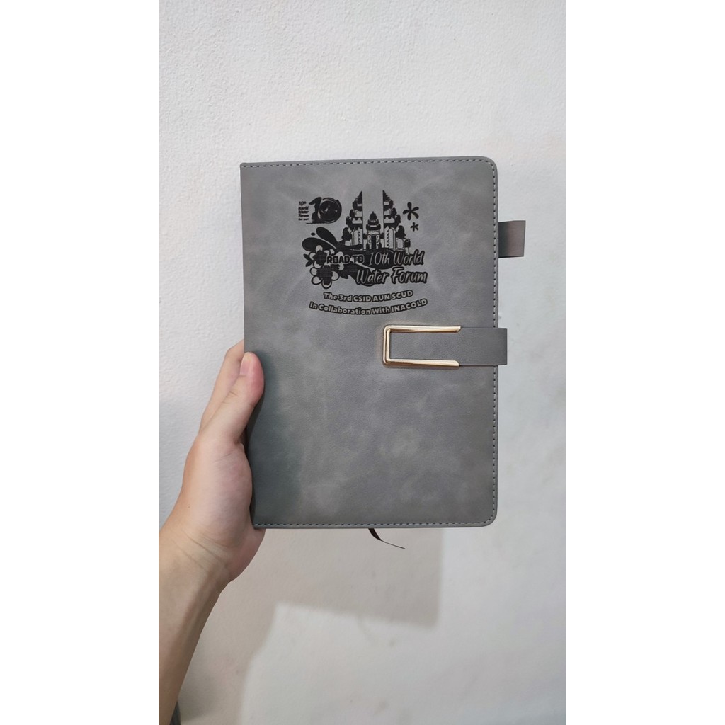 

Notebook Agenda Kulit Ukuran A5 | Buku Catatan Kerja Cover Kulit A5 - Abu-abu, CustomNama+Logo