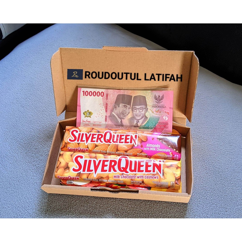 

PROMO! PAKET CEMILAN BOX ISI COKELAT SILVERQUEEN BISA UNTUK KADO ANNIVERSARY