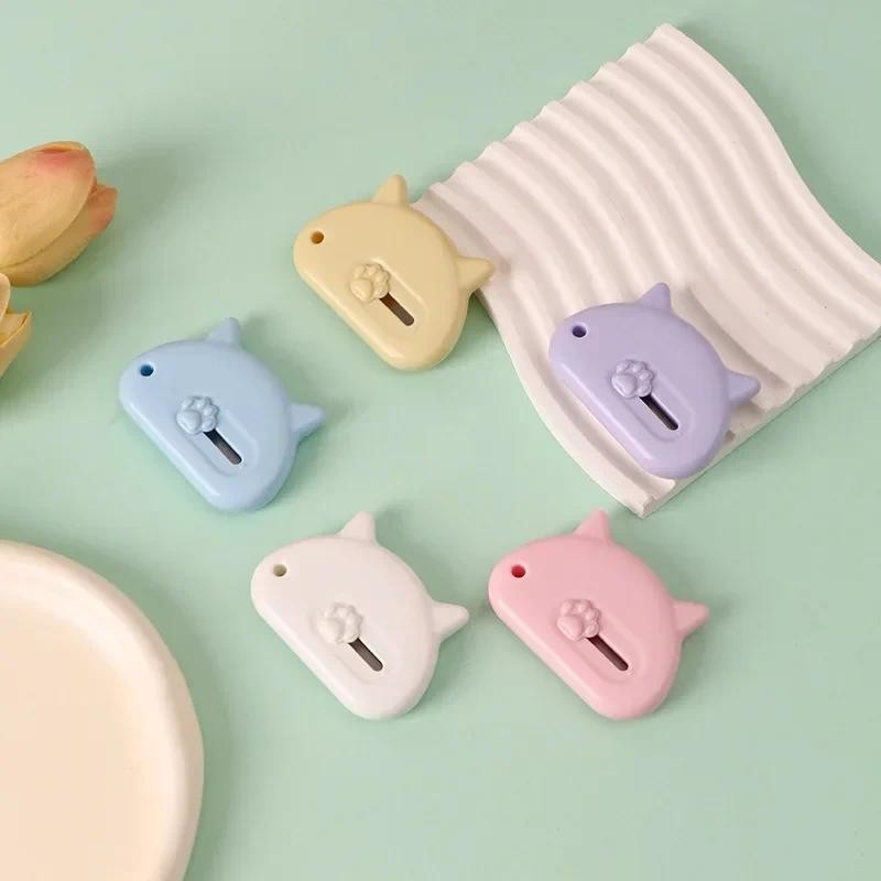 

1Pc Cute Cat Mini Pocket Utility Knife Student Portable Express Box Envelope Opener Office Stationery Paper Cutter for Girl