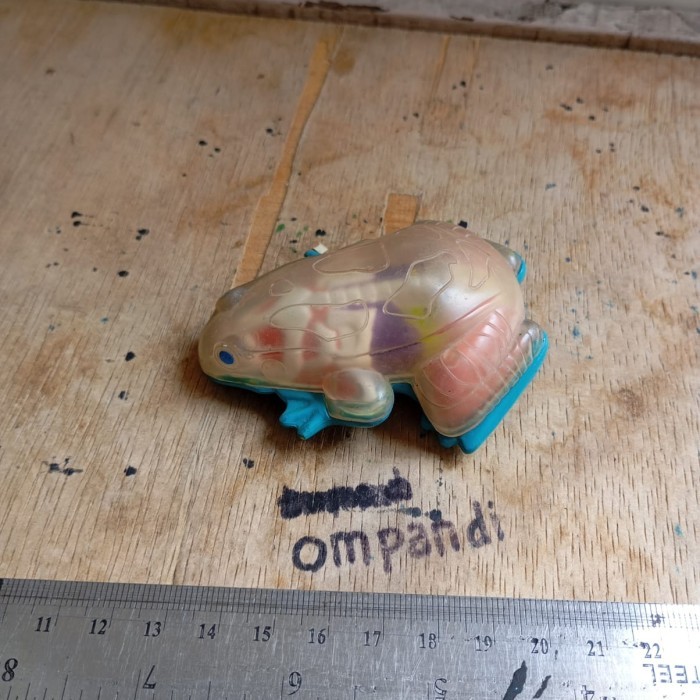 MAINAN figure hewan katak burger king toys