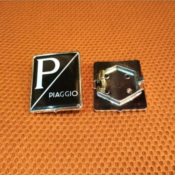 Emblem piaggio warna hitam untuk vespa matic