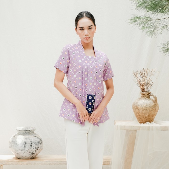 

Kebaya Batik Jumputan Lengan Pendek Meradelima Katun Ungu Lilac - XXXL