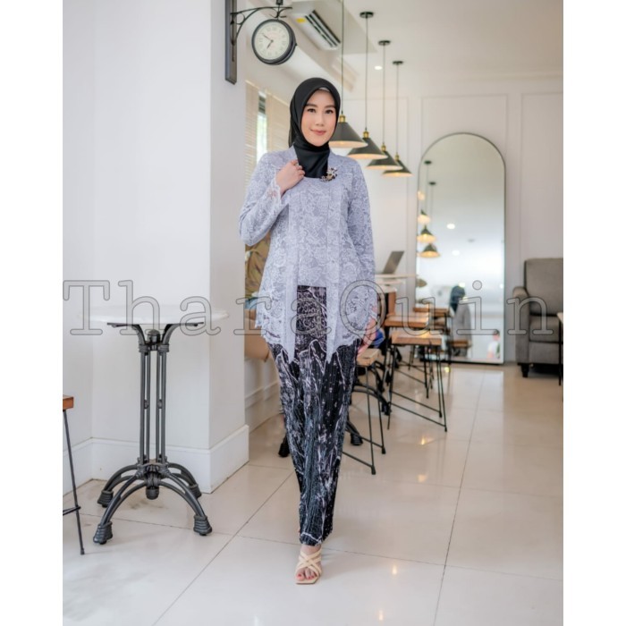 

Setelan / Atasan Kebaya KUTUBARU Brokat Modern Elegan Pakaian Tradisional Pesta Kondangan - Abu Muda, Atasan ( M )