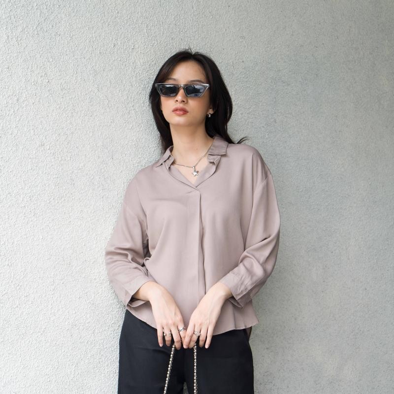 

Aluna Basic Blouse Atasan Wanita by Monicathelabel