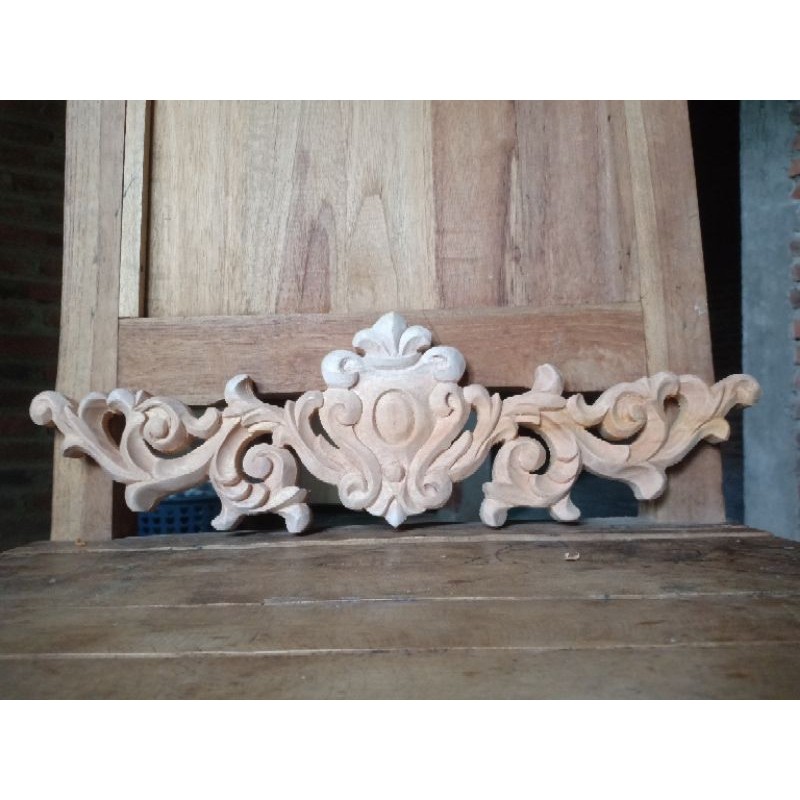 ukiran klasik ukiran tempel ornamen ukir dipan gunungan mahkota lemari kursi mebel furnitur hiasan d