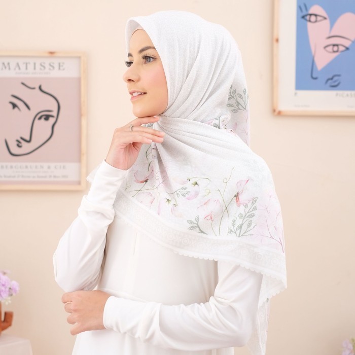 ♚SALE ♚ -Bongkar Gudang Mevrouw Hijab JAMILA 120x120 Ultrafine Lasercut - Ivory, Zip Pouch