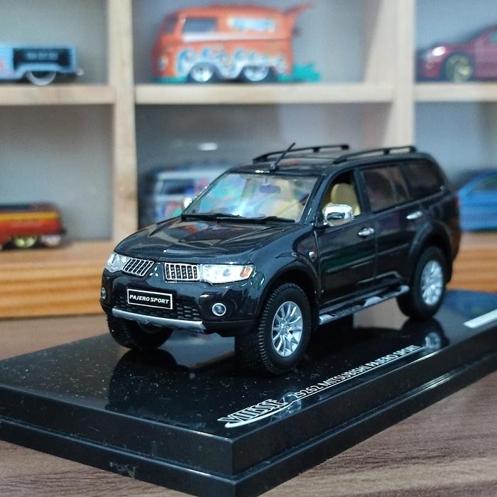 Diecast Miniatur Mitsubhisi Pajero Sport Vitesse Skala 1:43 Black