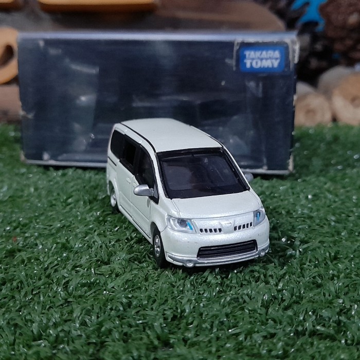 Diecast Nissan Serena C25 putih mainan anak skala 64