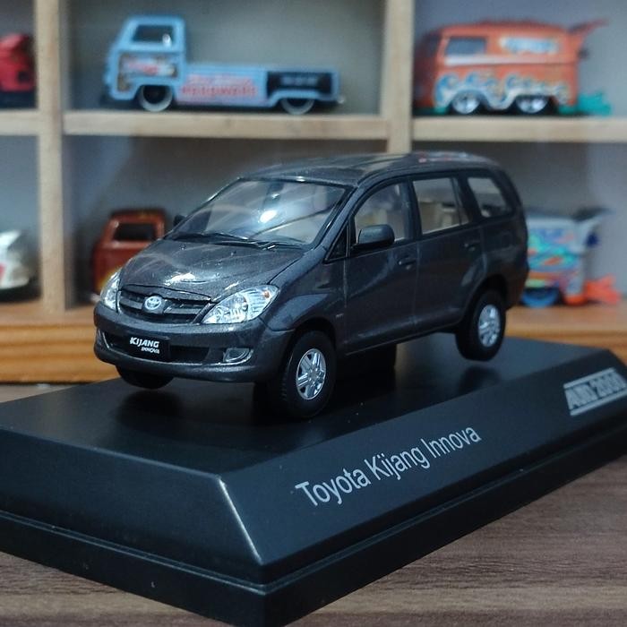Diecast Toyota Innova Old Grey Auto2000 1:43