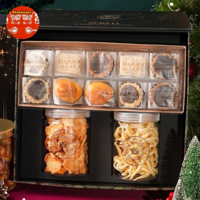 

Hampers Natal Kue Kering Christmas Package / Paket Kue Kering Natal / Parcel Natal Kue Kering Premium - Carol B Hard Box Pie + 2 Snacks