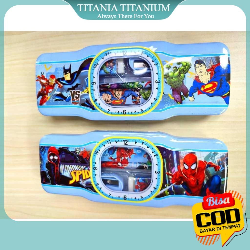 

TITANIA AYO COD. Pencil Case Kaleng dengan Motif Jam / Tempat Pensil Kaleng dengan Tabel Penjumlahan Perkalian memudahkan anak dalam belajar berhitung.