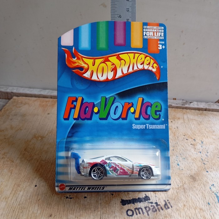 MAINAN hot wheels super tsunami putih
