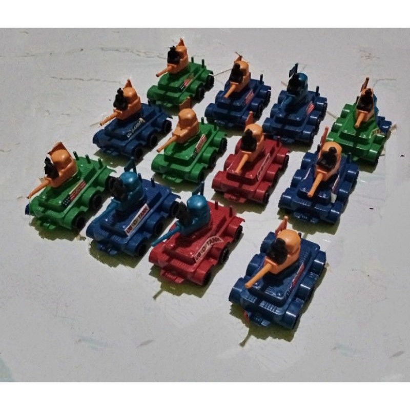 ISI 12 PCS MOBIL TANK BENDERA / MAINAN MOBIL TANK BAJA