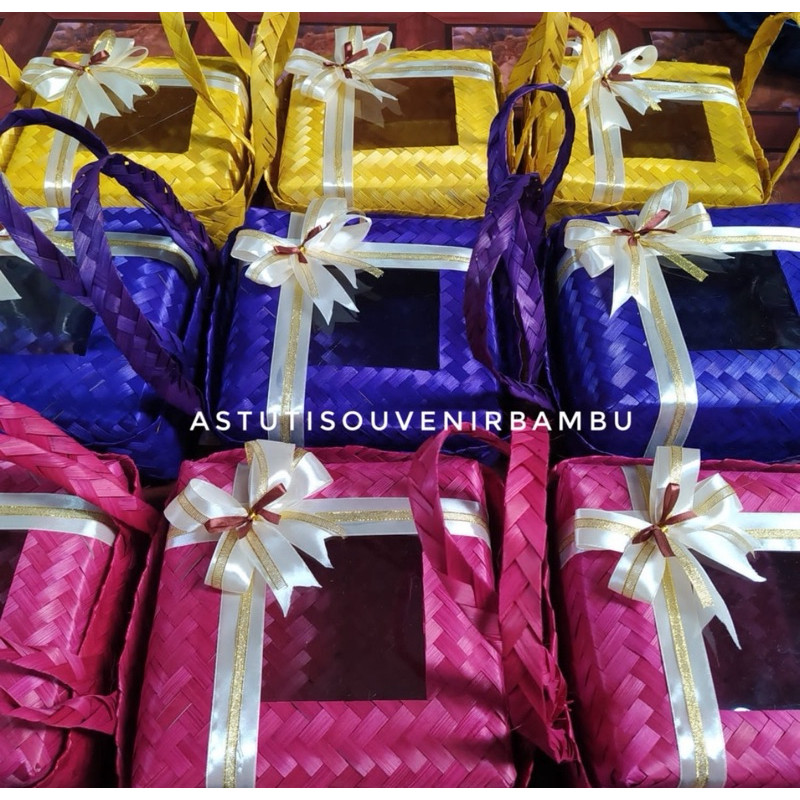 

SEPASANG BESEK BAMBU JINJING WARNA FREE PITA SEPERTI FOTO / besek cangking / hampers besek / hantaran besek / besek jogja / kerajinan