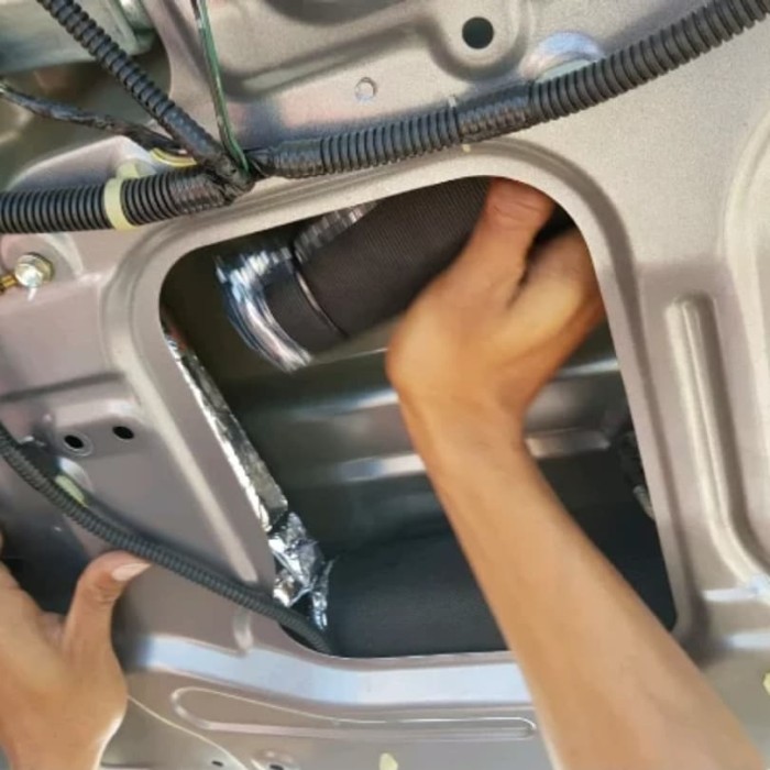 Innova Reborn Peredam Pintu Belakang Mobil